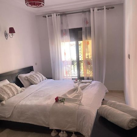 Magnifique Appartement Spacieux Confort Propre Familial 2 Chambres Salon Et Salle A Manger A 20Mn A Pied De Place Jemaa El Fina 4 Piscines Dans Espace De Golf A 12 Mn En Voitures L Entree Est Gratuit Pour La Clientele Ouvert Entre 10H Et 20H 马拉喀什 外观 照片