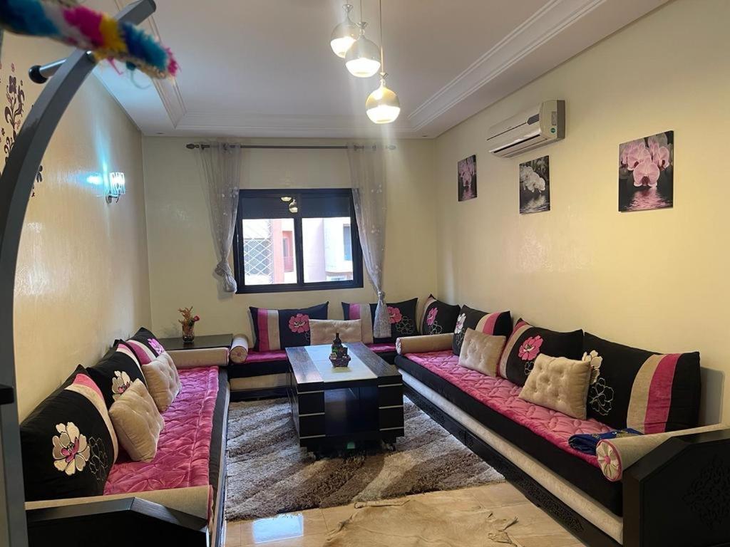 Magnifique Appartement Spacieux Confort Propre Familial 2 Chambres Salon Et Salle A Manger A 20Mn A Pied De Place Jemaa El Fina 4 Piscines Dans Espace De Golf A 12 Mn En Voitures L Entree Est Gratuit Pour La Clientele Ouvert Entre 10H Et 20H 马拉喀什 外观 照片