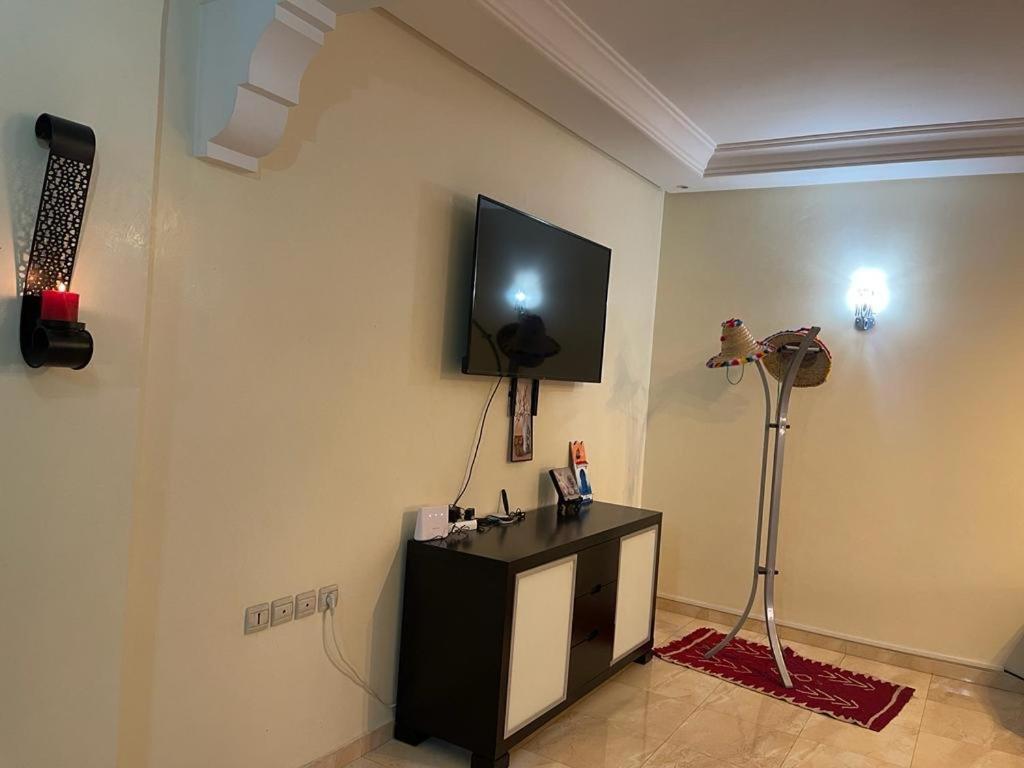 Magnifique Appartement Spacieux Confort Propre Familial 2 Chambres Salon Et Salle A Manger A 20Mn A Pied De Place Jemaa El Fina 4 Piscines Dans Espace De Golf A 12 Mn En Voitures L Entree Est Gratuit Pour La Clientele Ouvert Entre 10H Et 20H 马拉喀什 外观 照片