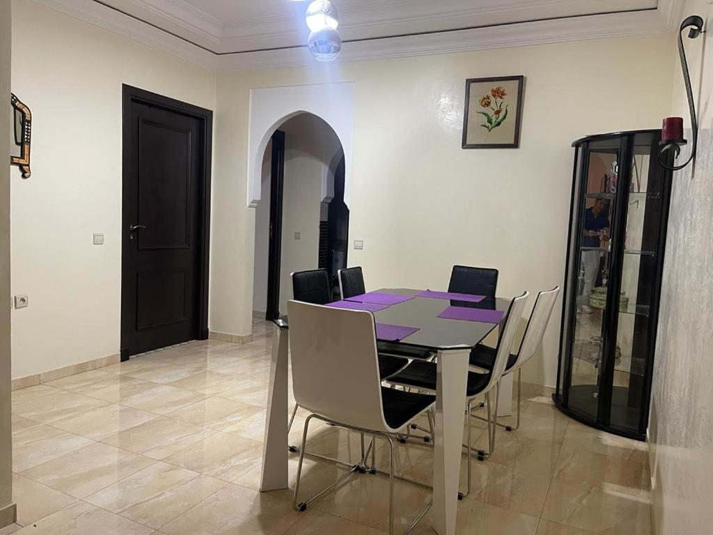 Magnifique Appartement Spacieux Confort Propre Familial 2 Chambres Salon Et Salle A Manger A 20Mn A Pied De Place Jemaa El Fina 4 Piscines Dans Espace De Golf A 12 Mn En Voitures L Entree Est Gratuit Pour La Clientele Ouvert Entre 10H Et 20H 马拉喀什 外观 照片
