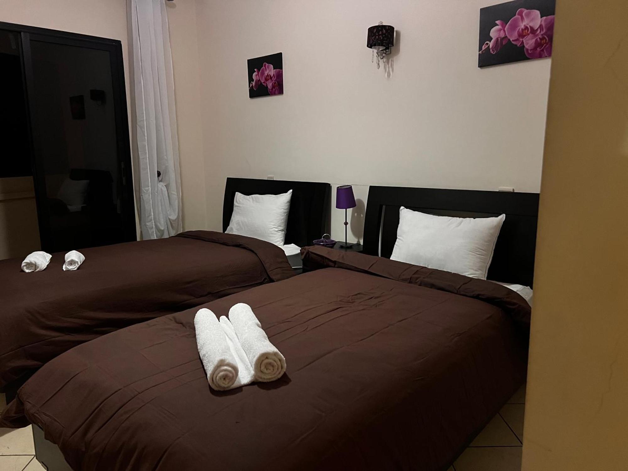 Magnifique Appartement Spacieux Confort Propre Familial 2 Chambres Salon Et Salle A Manger A 20Mn A Pied De Place Jemaa El Fina 4 Piscines Dans Espace De Golf A 12 Mn En Voitures L Entree Est Gratuit Pour La Clientele Ouvert Entre 10H Et 20H 马拉喀什 外观 照片