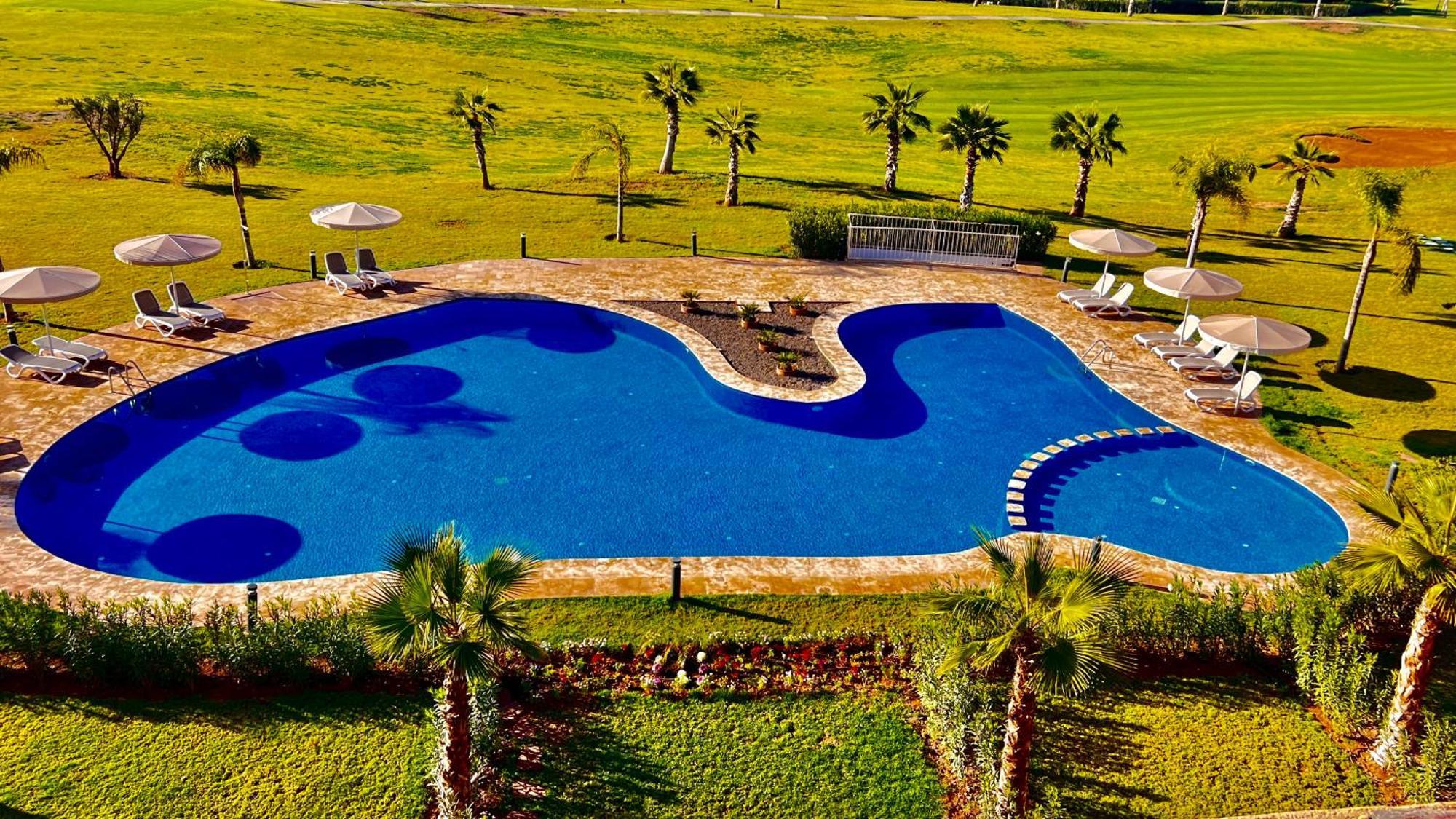 Magnifique Appartement Spacieux Confort Propre Familial 2 Chambres Salon Et Salle A Manger A 20Mn A Pied De Place Jemaa El Fina 4 Piscines Dans Espace De Golf A 12 Mn En Voitures L Entree Est Gratuit Pour La Clientele Ouvert Entre 10H Et 20H 马拉喀什 外观 照片