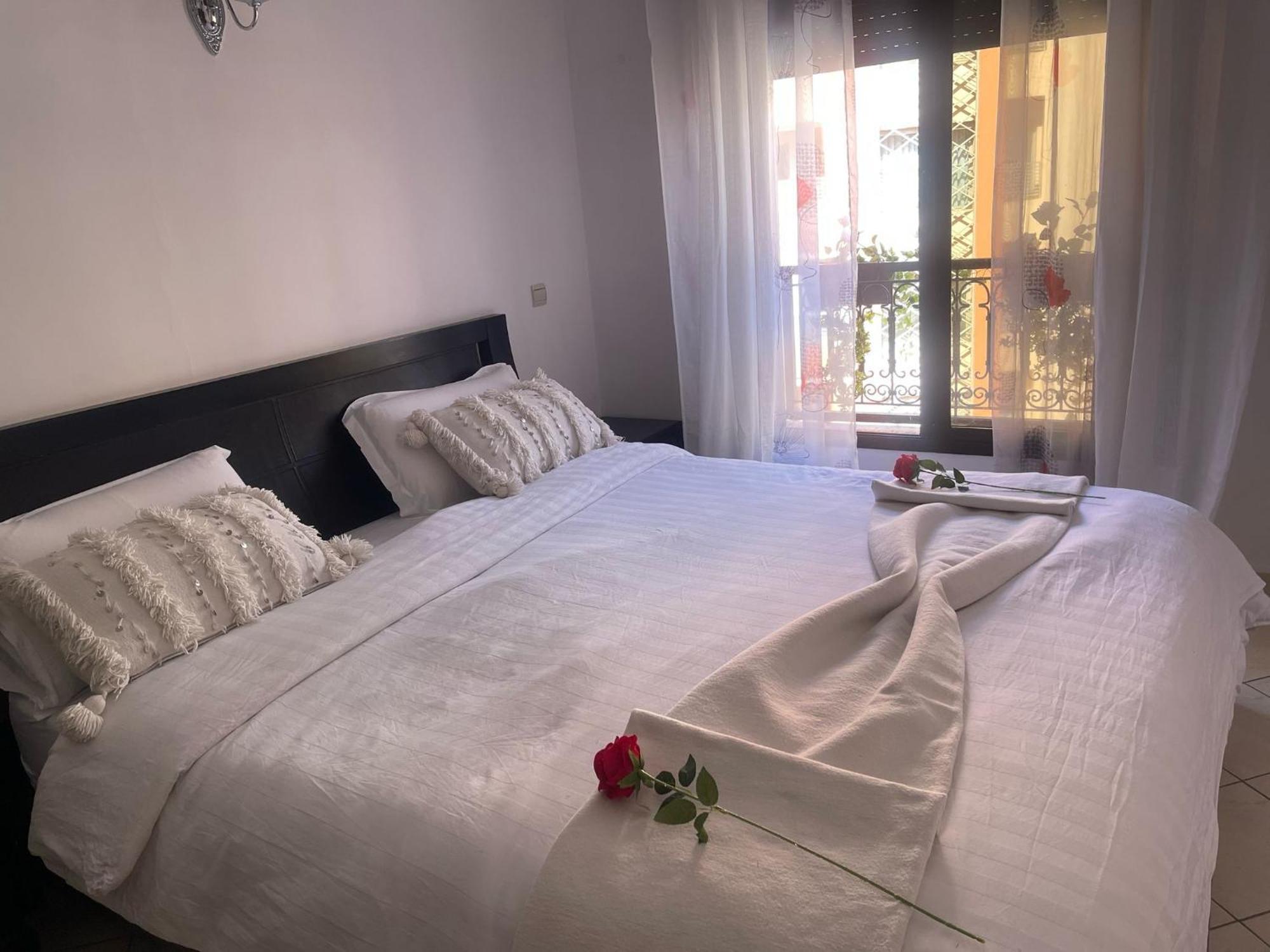 Magnifique Appartement Spacieux Confort Propre Familial 2 Chambres Salon Et Salle A Manger A 20Mn A Pied De Place Jemaa El Fina 4 Piscines Dans Espace De Golf A 12 Mn En Voitures L Entree Est Gratuit Pour La Clientele Ouvert Entre 10H Et 20H 马拉喀什 外观 照片