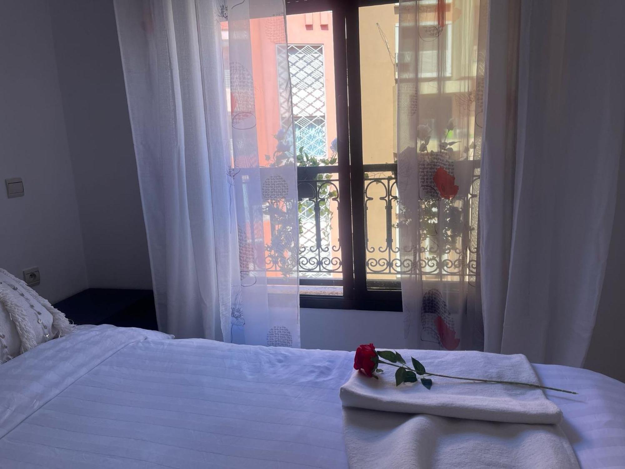Magnifique Appartement Spacieux Confort Propre Familial 2 Chambres Salon Et Salle A Manger A 20Mn A Pied De Place Jemaa El Fina 4 Piscines Dans Espace De Golf A 12 Mn En Voitures L Entree Est Gratuit Pour La Clientele Ouvert Entre 10H Et 20H 马拉喀什 外观 照片