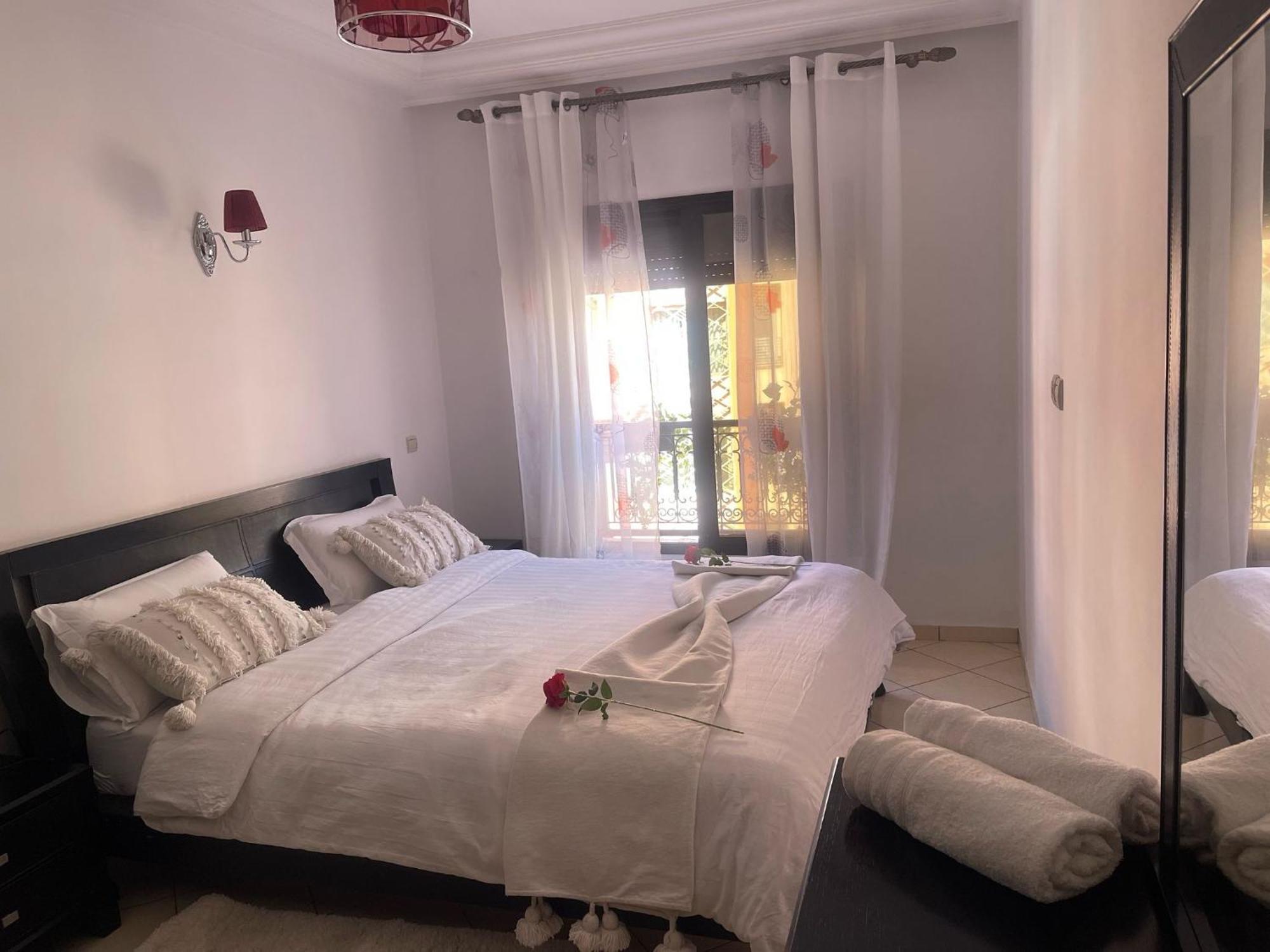 Magnifique Appartement Spacieux Confort Propre Familial 2 Chambres Salon Et Salle A Manger A 20Mn A Pied De Place Jemaa El Fina 4 Piscines Dans Espace De Golf A 12 Mn En Voitures L Entree Est Gratuit Pour La Clientele Ouvert Entre 10H Et 20H 马拉喀什 外观 照片